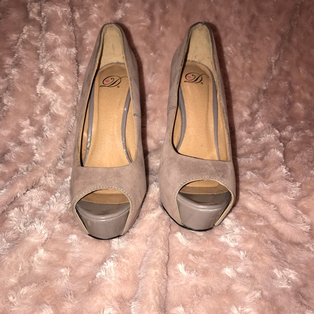Beige 6 inch heels 👠